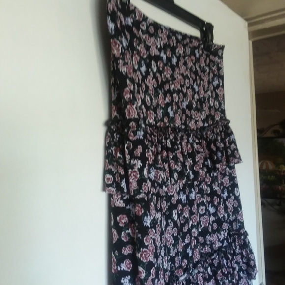 CHELSEA & THEODORE skirt in size medium. - Picture 2 of 4